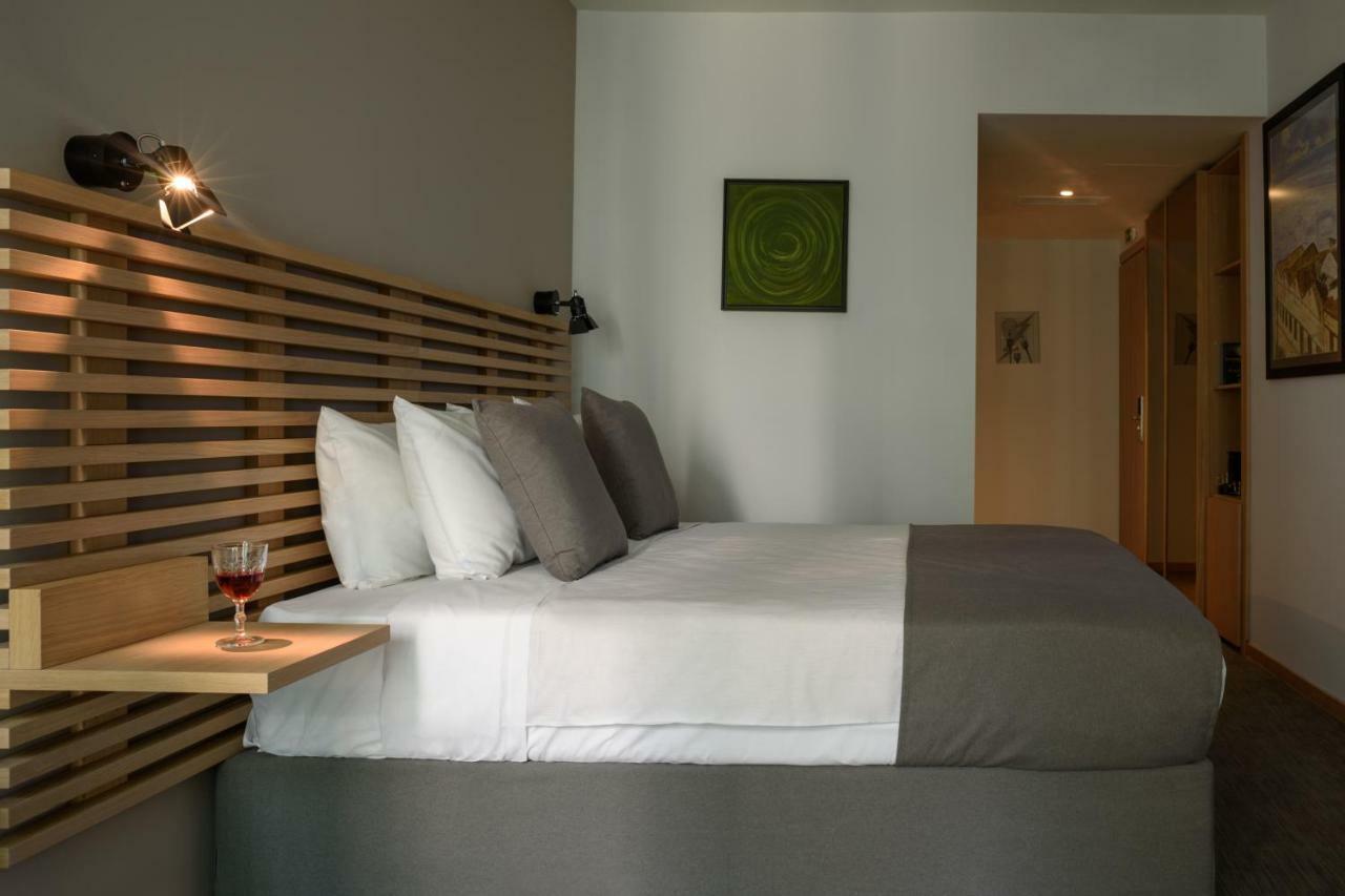 Fos Downtown Suites Атина Екстериор снимка