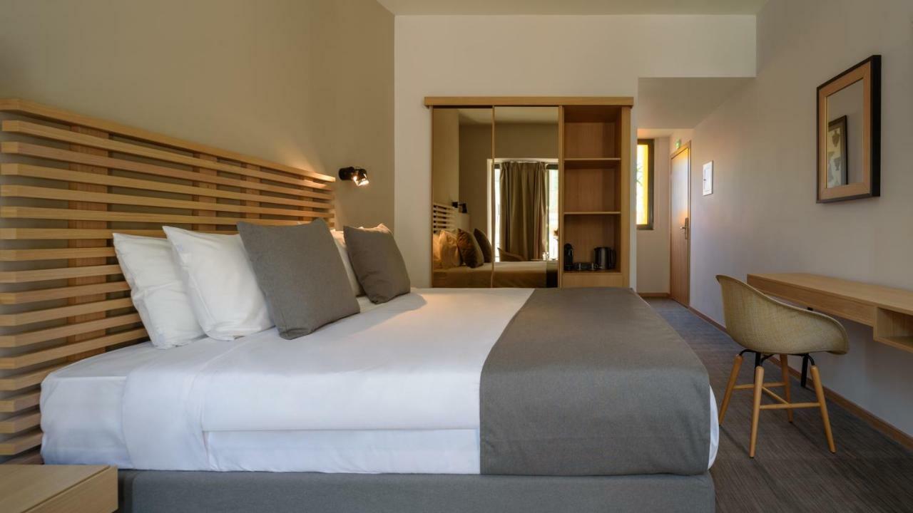 Fos Downtown Suites Атина Екстериор снимка